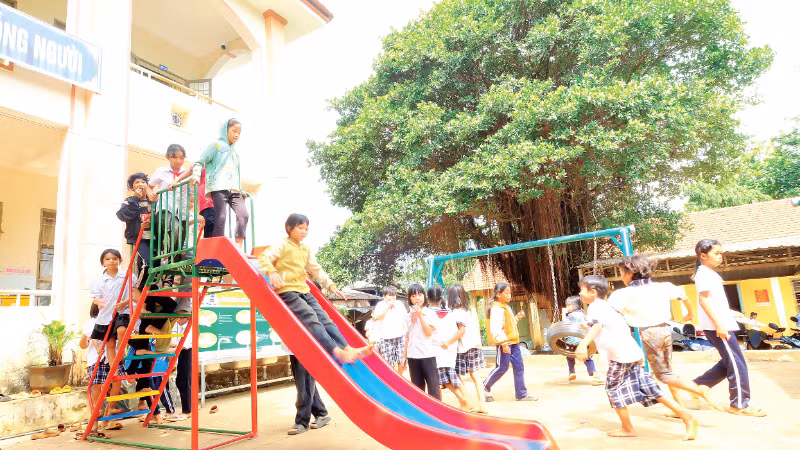 Học sinh Trường tiểu học Đắk Á vui chơi tại sân chơi do thanh niên tình nguyện tặng.