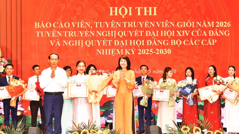 Đảng ủy Bộ Tài chính trao Giải nhất Hội thi Báo cáo viên, tuyên truyền viên giỏi năm 2026 tặng báo cáo viên, tuyên truyền viên giỏi.