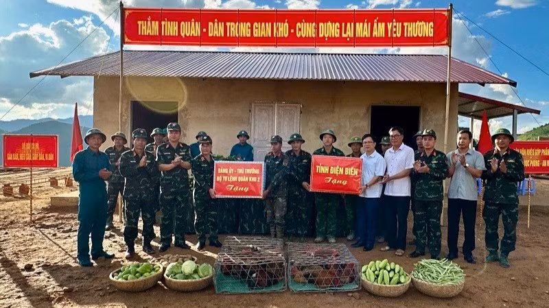 Thiếu tướng Nguyễn Đăng Khải và đồng chí Phạm Đức Toàn, Phó Chủ tịch Ủy ban nhân dân tỉnh Điện Biên trao quà, động viên các cán bộ, chiến sĩ đang giúp nhân dân làm nhà ở mới tại điểm tái định cư bản Háng Pù Xi, xã Xa Dung. (Ảnh: ĐỨC HẠNH)