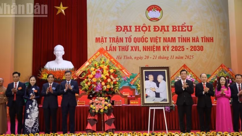 Lãnh đạo Ủy ban Mặt trận Tổ quốc Việt Nam chúc mừng Đại hội.