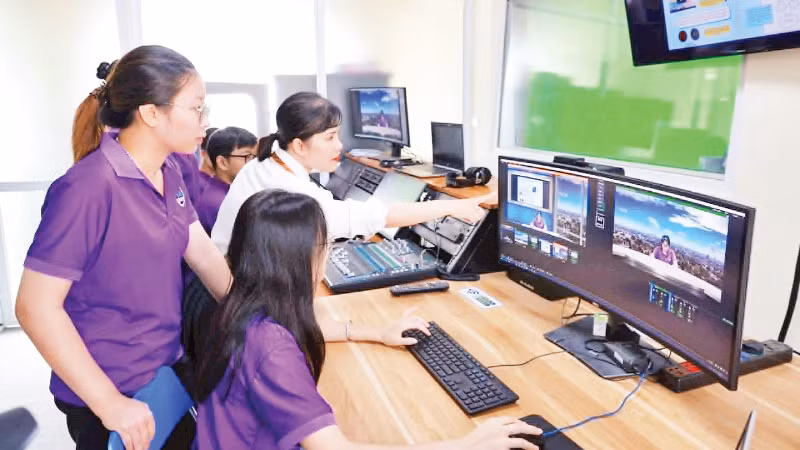 Sinh viên Trường đại học Giáo dục (Đại học Quốc gia Hà Nội) thực hành tại phòng Lab Công nghệ giáo dục.