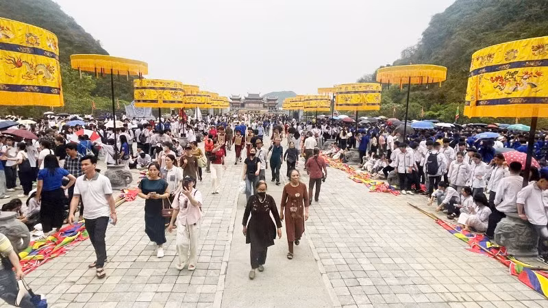 Đông đảo du khách, nhân dân tham dự các Lễ hội tại Ninh Bình trong kỳ nghỉ lễ.
