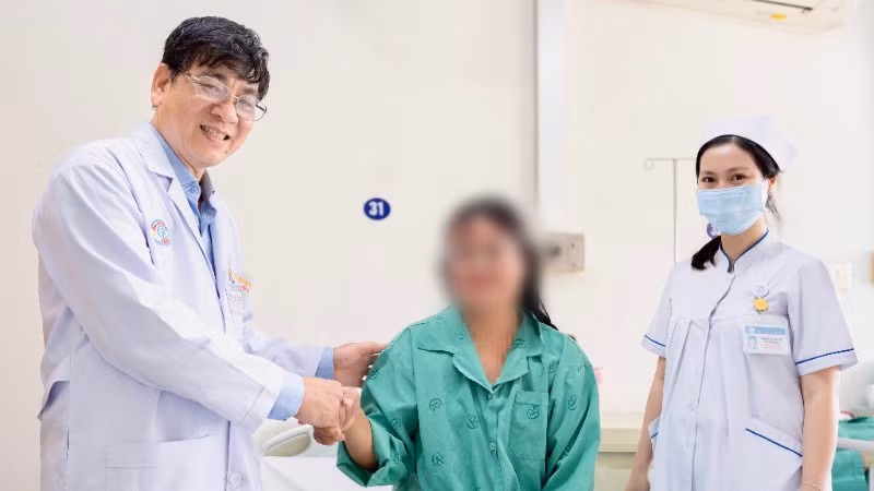 Phó Giáo sư, Tiến sĩ, bác sĩ Huỳnh Quang Khánh chúc mừng bệnh nhân điều trị thành công ung thư vú. 