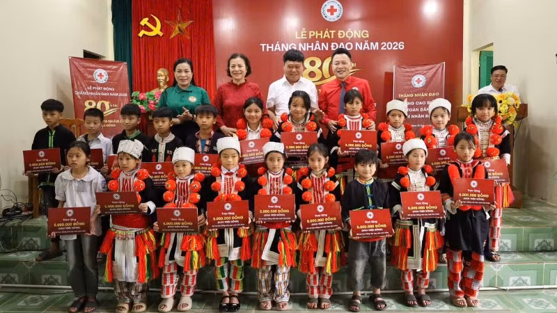 Hội Chữ thập đỏ tỉnh Tuyên Quang trao học bổng tặng các em học sinh có hoàn cảnh khó khăn.