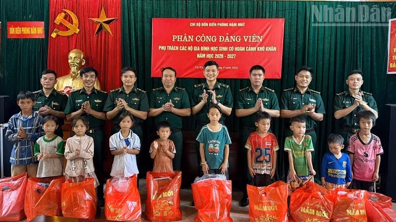 Các đảng viên Đồn Biên phòng Nậm Nhừ tổ chức gặp gỡ, trao quà, động viên các cháu học sinh con hộ nghèo, hoàn cảnh khó khăn đang được giúp đỡ theo mô hình "Bố, mẹ đỡ đầu". (Ảnh: LÊ LAN)