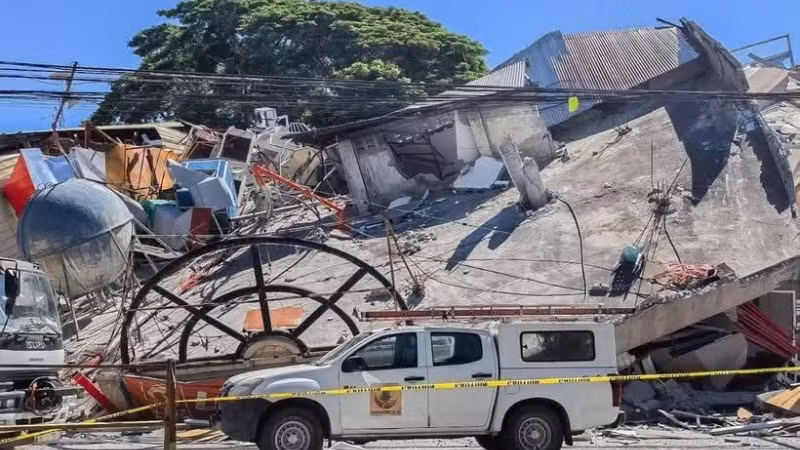 Tòa nhà bị phá hủy sau trận động đất tại General Santos, Philippines, ngày 8/6/2026. (Ảnh: THX/TTXVN)