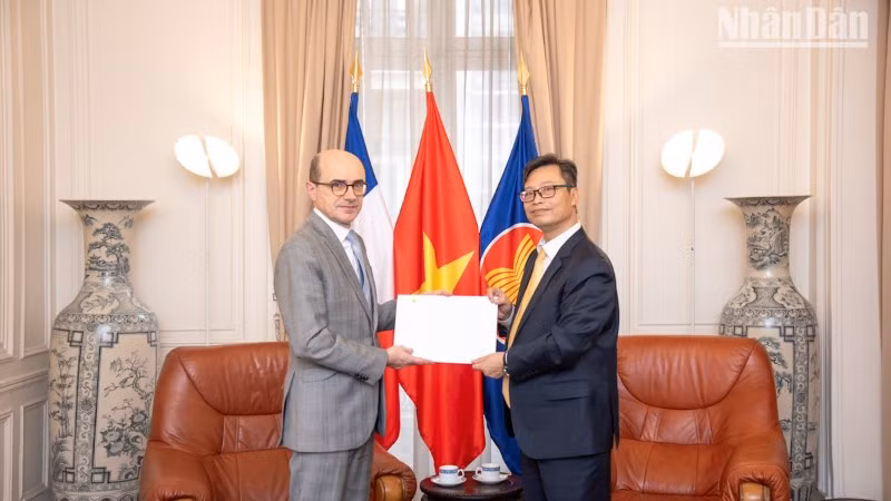 Đại sứ đặc mệnh toàn quyền Việt Nam tại Cộng hòa Pháp Trịnh Đức Hải trao bản sao Quốc thư của Chủ tịch nước Lương Cường cho ông Mathieu Carmona, Phó Cục trưởng Cục Lễ tân, Bộ châu Âu và Ngoại giao Pháp.