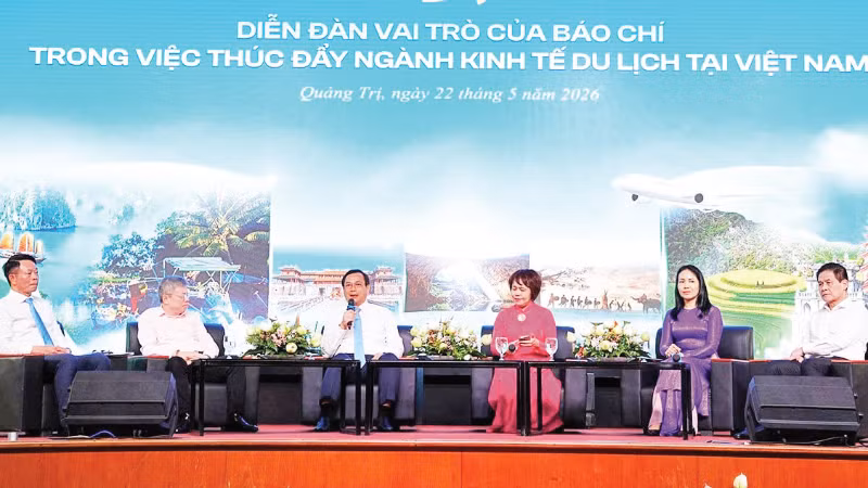 Lãnh đạo các cơ quan báo chí trao đổi nghiệp vụ tại Diễn đàn “Vai trò của báo chí trong việc thúc đẩy ngành kinh tế du lịch Việt Nam”.