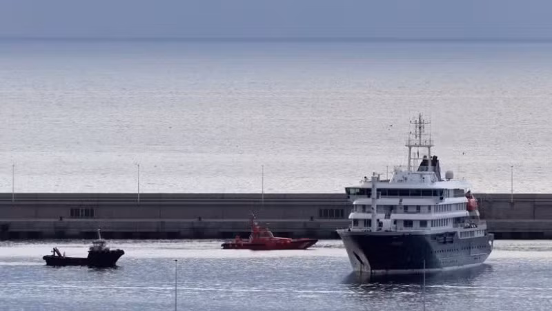 Tàu du lịch MV Hondius tại cảng Granadilla ở Tenerife, Tây Ban Nha, ngày 10/5/2026. (Ảnh: THX/TTXVN)
