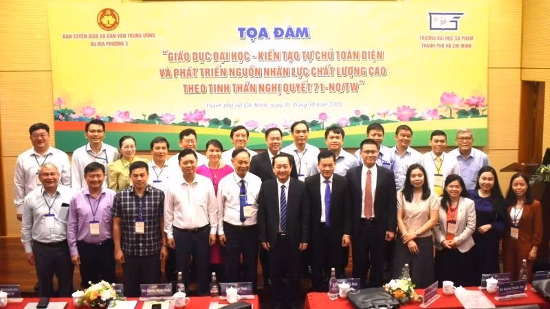 Các đại biểu chụp ảnh lưu niệm tại tọa đàm.