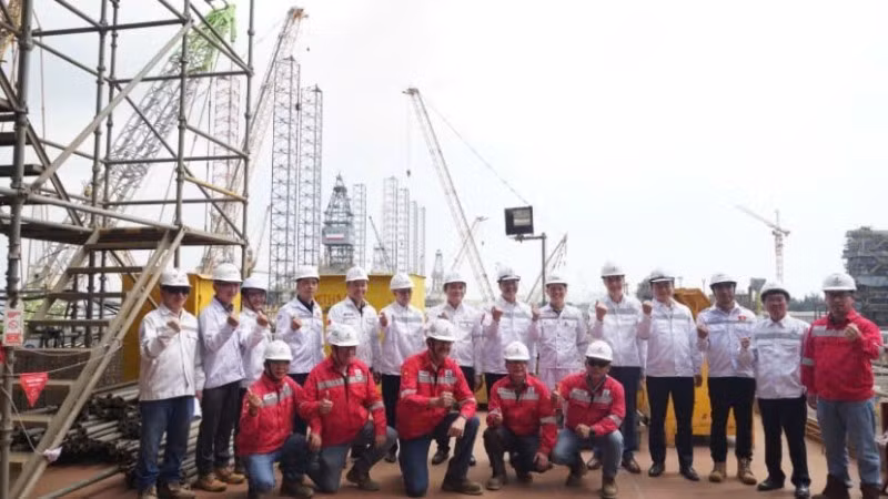 Chủ tịch Hội đồng thành viên Petrovietnam Lê Ngọc Sơn và các đồng chí lãnh đạo Tập đoàn, lãnh đạo các đơn vị thành viên, người lao động quyết tâm hoàn thành dự án Lô B.