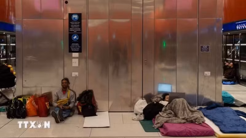 Người dân trú ẩn để tránh các cuộc tấn công tại Tel Aviv, Israel. (Ảnh: THX/TTXVN)