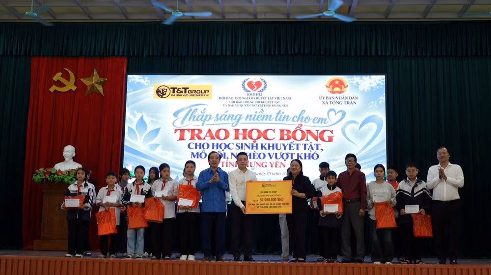 Đại diện T&T Group cùng các đơn vị trao 50 suất học bổng cho học sinh có hoàn cảnh khó khăn tại xã Tống Trân (tỉnh Hưng Yên). (Ảnh: ANH CHIẾN)