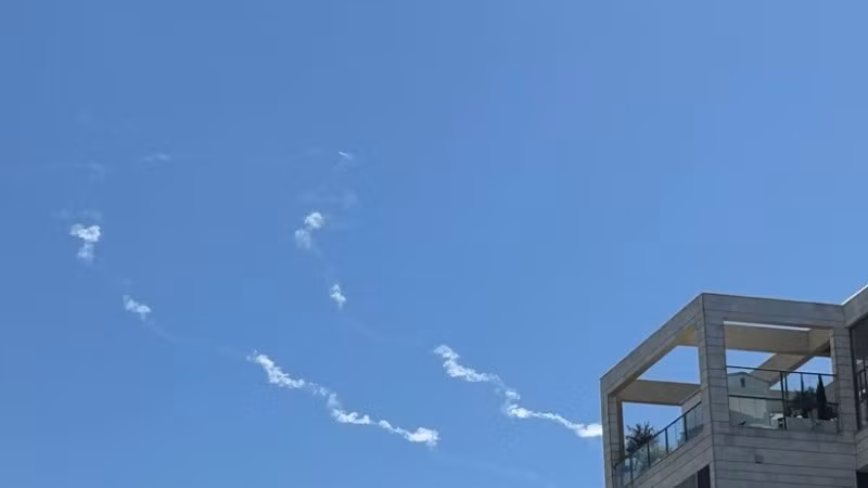 Vệt khói trên bầu trời thành phố Modiin, Israel sau khi hệ thống phòng không nước này đánh chặn tên lửa từ Yemen, ngày 27/3/2025. (Ảnh: THX/TTXVN)