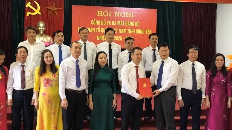 Phó Bí thư Thường trực Tỉnh ủy Hưng Yên Trần Quốc Toản trao quyết định thành lập Ủy ban MTTQ Việt Nam tỉnh Hưng Yên.