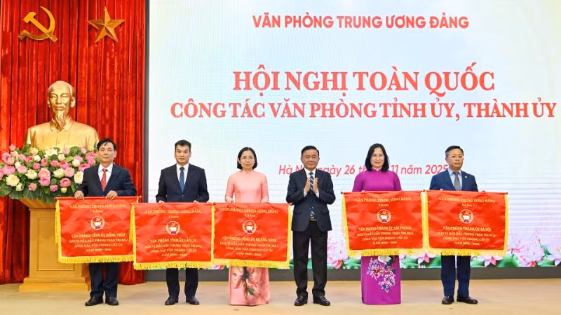 Thường trực Ban Bí thư Trần Cẩm Tú trao Cờ thi đua của Văn phòng Trung ương Đảng tặng 5 Văn phòng tỉnh ủy, thành ủy. (Ảnh: THỦY NGUYÊN)