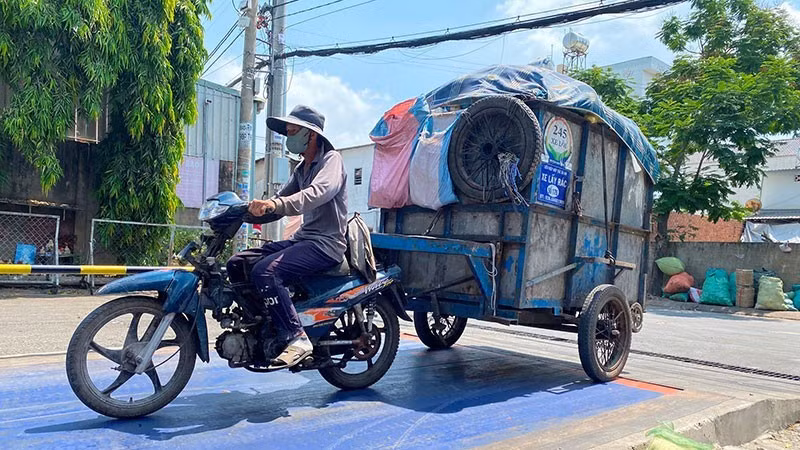 Thu gom rác tại nguồn ở huyện Hóc Môn. (Ảnh: NHẬT THÀNH)