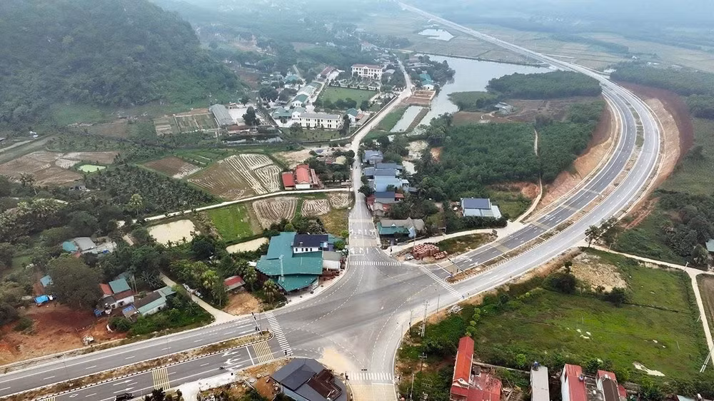 Đường Vạn Thiện-Bến En đi qua các xã Nông Cống, Thăng Bình, Như Thanh và Yên Thọ, tỉnh Thanh Hóa. (Ảnh: TTXVN)