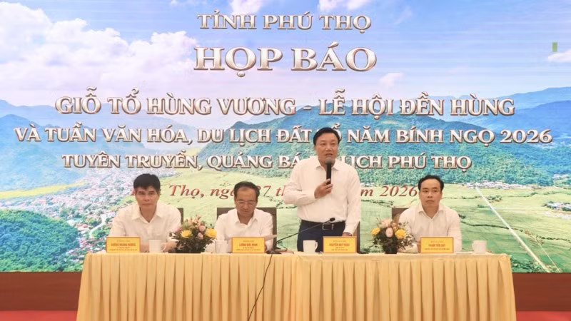 Phó Chủ tịch Ủy ban nhân dân tỉnh Phú Thọ Nguyễn Huy Ngọc giải đáp các câu hỏi của báo chí.