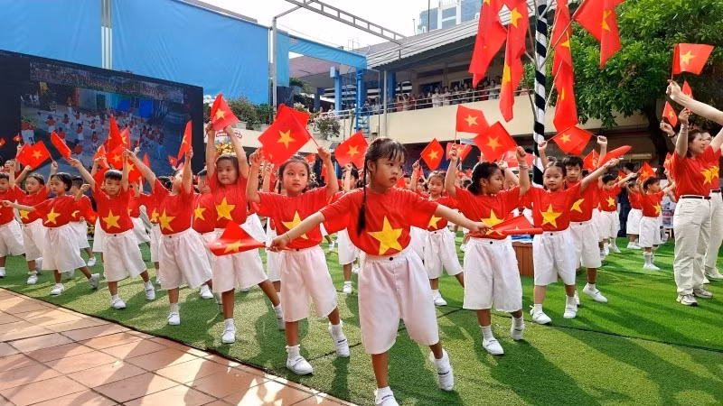 Học sinh mầm non Thành phố Hồ Chí Minh đồng diễn văn nghệ.
