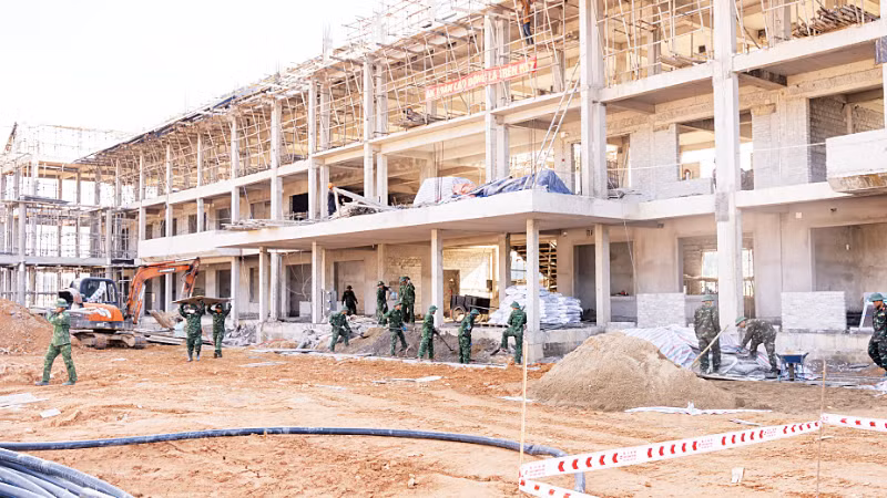 Các đơn vị tập trung thi công Trường Phổ thông nội trú liên cấp tiểu học và trung học cơ sở tại các xã biên giới A Lưới, thành phố Huế.