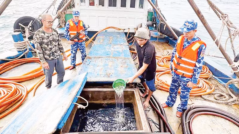 Lực lượng chức năng Vùng Cảnh sát biển 4 kiểm tra tàu cá chở dầu không có hóa đơn, chứng từ chứng minh nguồn gốc hợp pháp. (Ảnh: ĐỨC TĨNH)