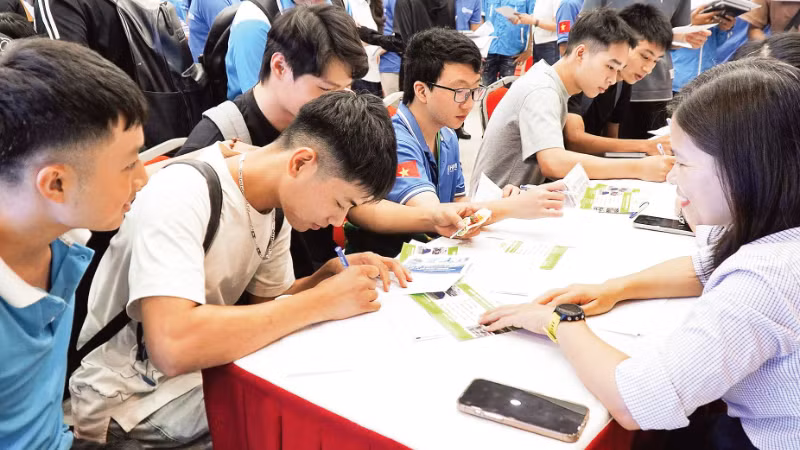 Phiên giao dịch việc làm tại Trường cao đẳng Cơ điện Hà Nội.