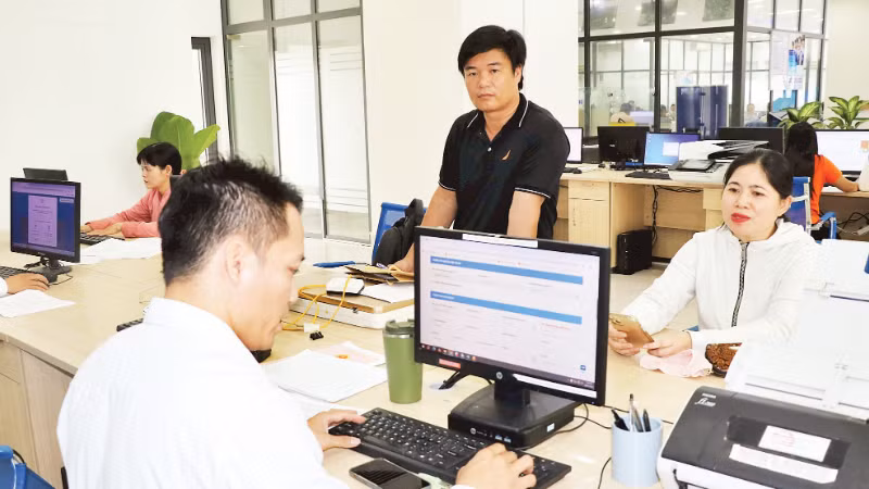 Giải quyết thủ tục hành chính tại Trung tâm Phục vụ hành chính công xã Long Thành, thành phố Đồng Nai. (Ảnh: THIÊN VƯƠNG)