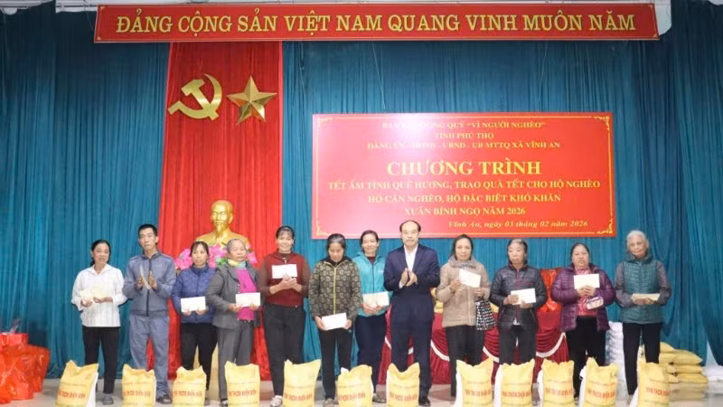 Đồng chí Vi Mạnh Hùng, Giám đốc Báo và Phát thanh, Truyền hình Phú Thọ tặng quà cho các hộ nghèo xã Vĩnh An.