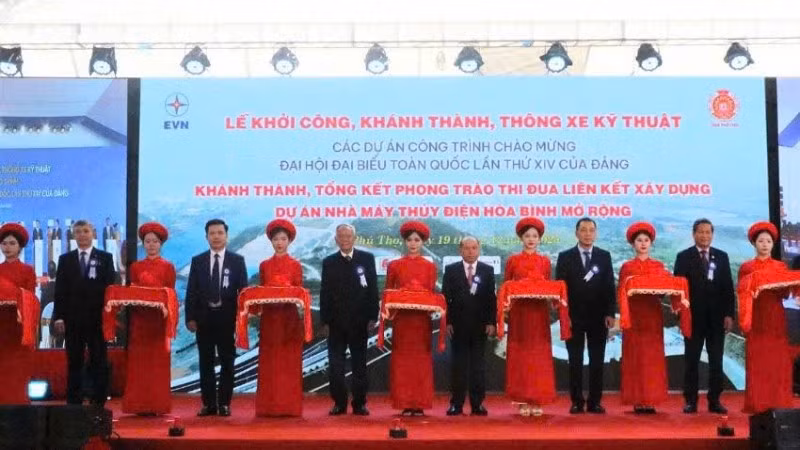 Các đồng chí lãnh đạo Tập đoàn Điện lực Việt Nam và tỉnh Phú Thọ cắt băng khánh thành Nhà máy Thủy điện Hòa Bình mở rộng.