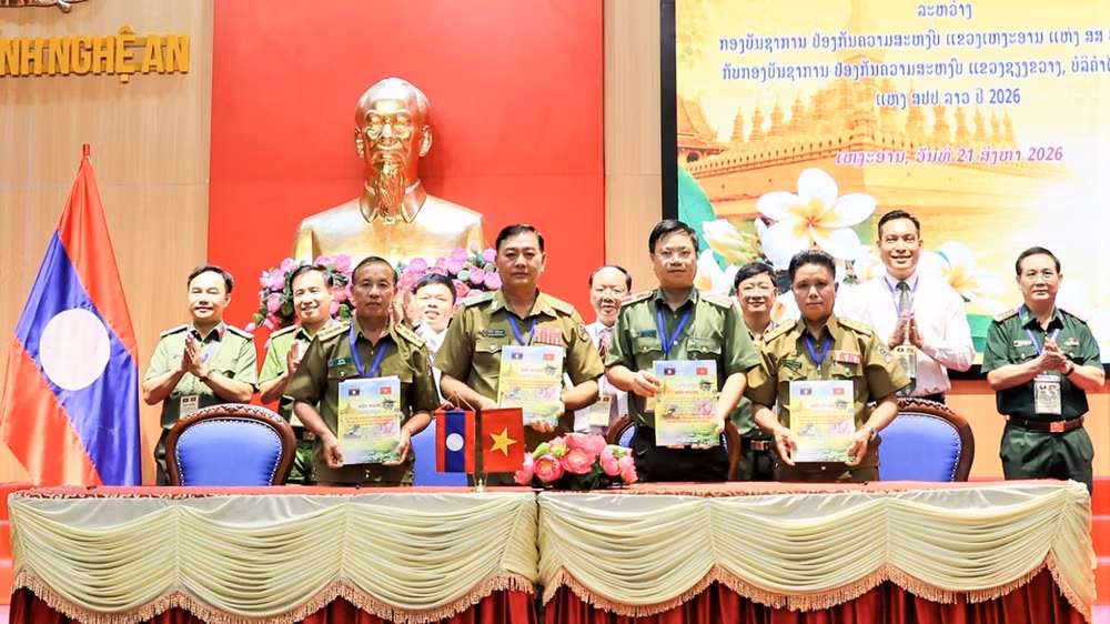 Lãnh đạo Công an các tỉnh Nghệ An, Xiengkhuang, Bolikhamsai, Houaphan ký kết Biên bản hợp tác. (Ảnh: CTV)