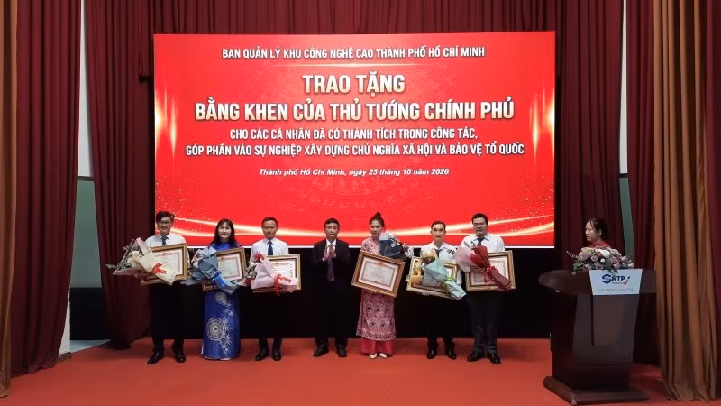 Các cá nhân có thành tích xuất sắc nhận bằng khen của Thủ tướng Chính phủ. (Ảnh: CAO TÂN)
