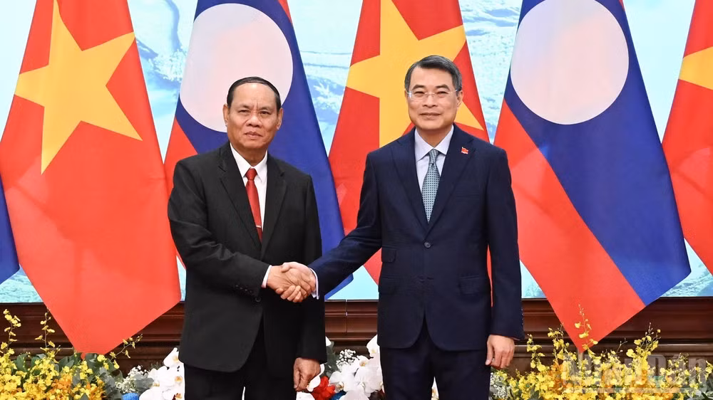 Thủ tướng Chính phủ Lê Minh Hưng và đồng chí Vilay Lakhamfong, Ủy viên Bộ Chính trị, Thường trực Ban Bí thư Trung ương Đảng Nhân dân Cách mạng Lào. (Ảnh: TRẦN HẢI)