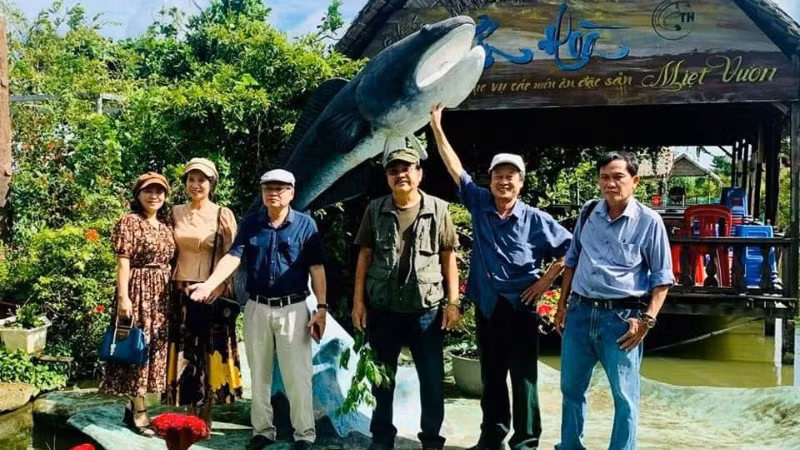 Một số nhà văn, nhà thơ tham gia Trại sáng tác về đề tài "Lực lượng vũ trang và chiến tranh cách mạng" năm 2025.