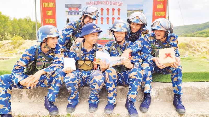 Bộ đội đọc sách trong giờ nghỉ. (Ảnh: THANH LANH)