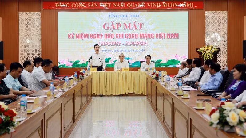 Các đồng chí Thường trực Tỉnh ủy, Ủy ban nhân dân tỉnh Phú Thọ gặp mặt báo chí.
