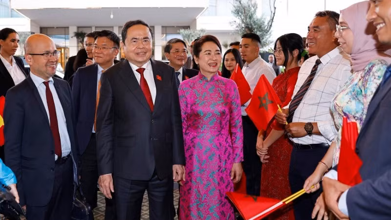 Đại sứ Việt Nam tại Morocco Lê Kim Quy cùng cán bộ, nhân viên và kiều bào đón Chủ tịch Quốc hội Trần Thanh Mẫn và Phu nhân. (Ảnh: TTXVN)