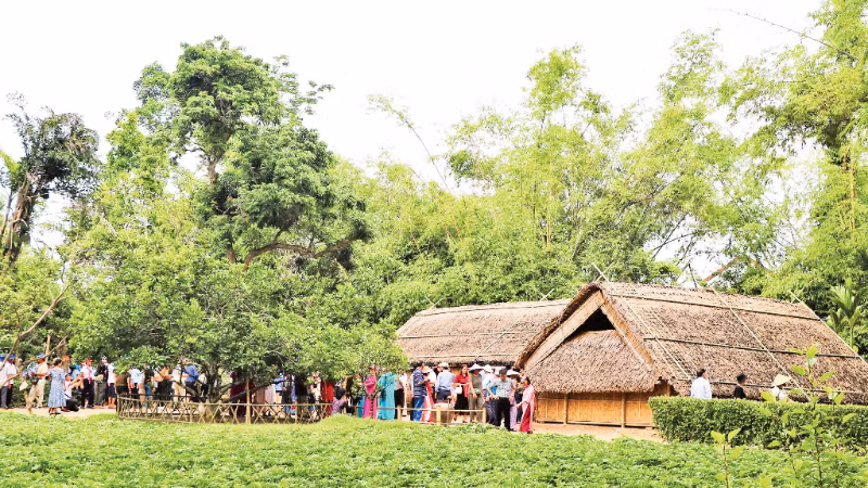 Mỗi năm, Khu Di tích quốc gia Kim Liên (xã Kim Liên, Nghệ An) đón hơn hai triệu lượt người trong nước và khách quốc tế về thăm viếng.