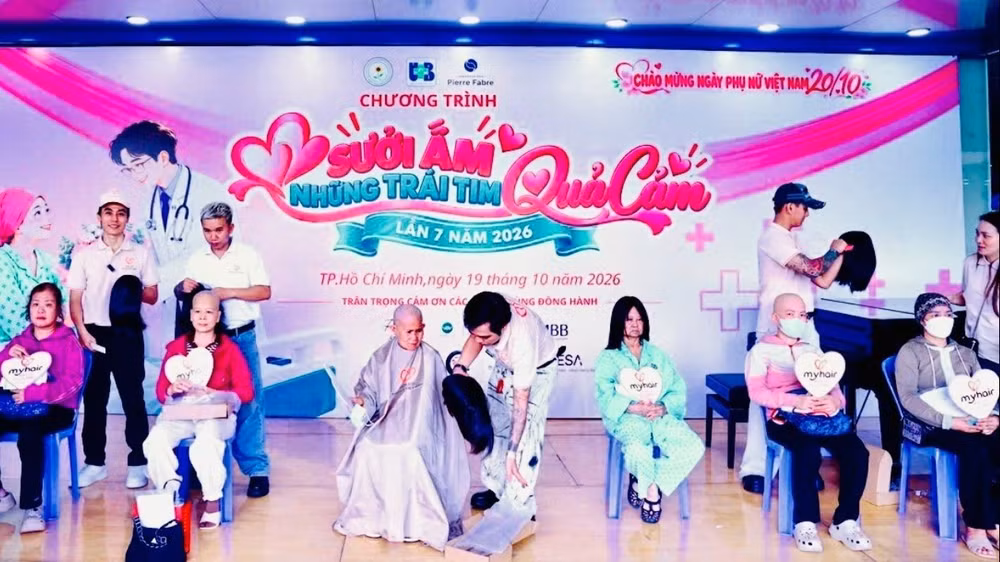Trao tặng những bộ tóc mới cho bệnh nhân tại Bệnh viện Ung Bướu Thành phố Hồ Chí Minh. (Ảnh: NGUYỄN THANH)