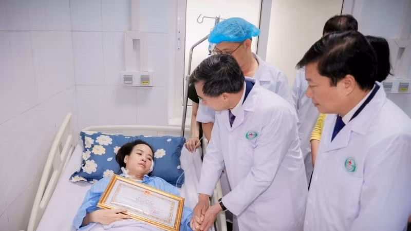 Thứ trưởng Y tế Trần Văn Thuấn trao Bằng khen của Bộ trưởng Y tế cho điều dưỡng Nguyễn Thị Thùy Trang.