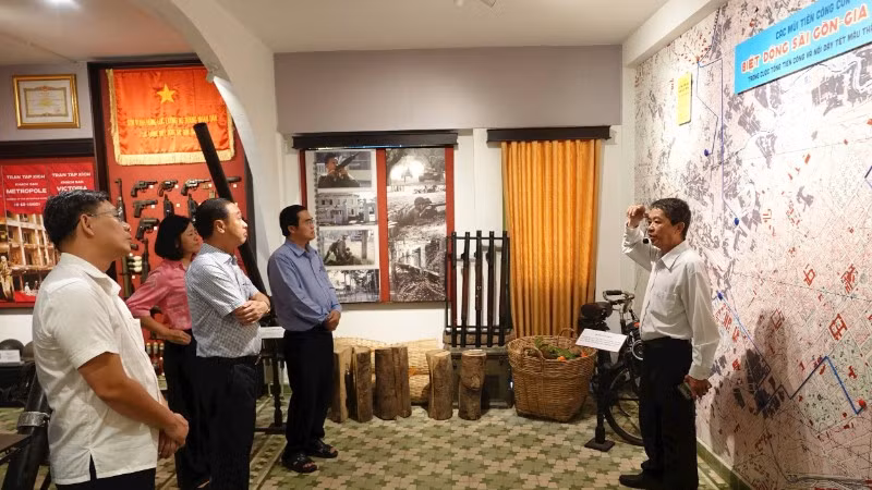 Đoàn đại biểu Hội đồng nhân dân Thành phố Hồ Chí Minh đến thăm Bảo tàng Biệt động Sài Gòn-Gia Định.
