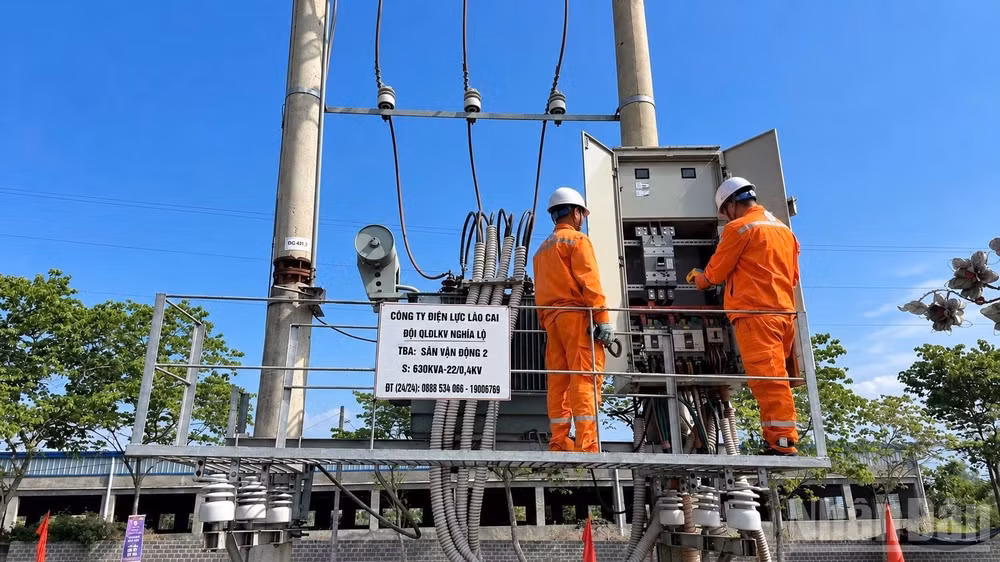 Nhân viên Điện lực Nghĩa Lộ kiểm tra thiết bị tại Trạm biến áp cấp điện phục vụ lễ khai mạc. (Ảnh: THÀNH TÂM)