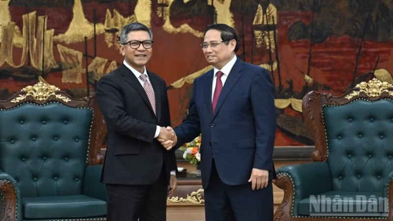 Thủ tướng Chính phủ Phạm Minh Chính và Đại sứ Indonesia tại Việt Nam Denny Abdi. (Ảnh: TRẦN HẢI)
