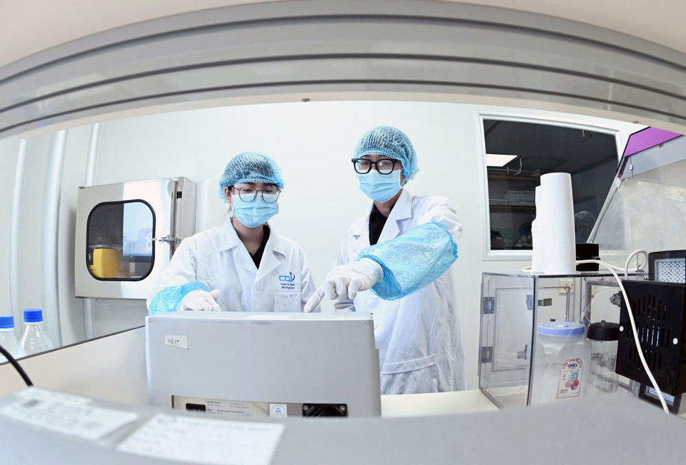 Kỹ thuật viên Trung tâm Giám định ADN (Viện Sinh học, Viện Hàn lâm Khoa học và Công nghệ Việt Nam) thực hiện giám định mẫu hài cốt liệt sĩ. (Ảnh: TRẦN HẢI)