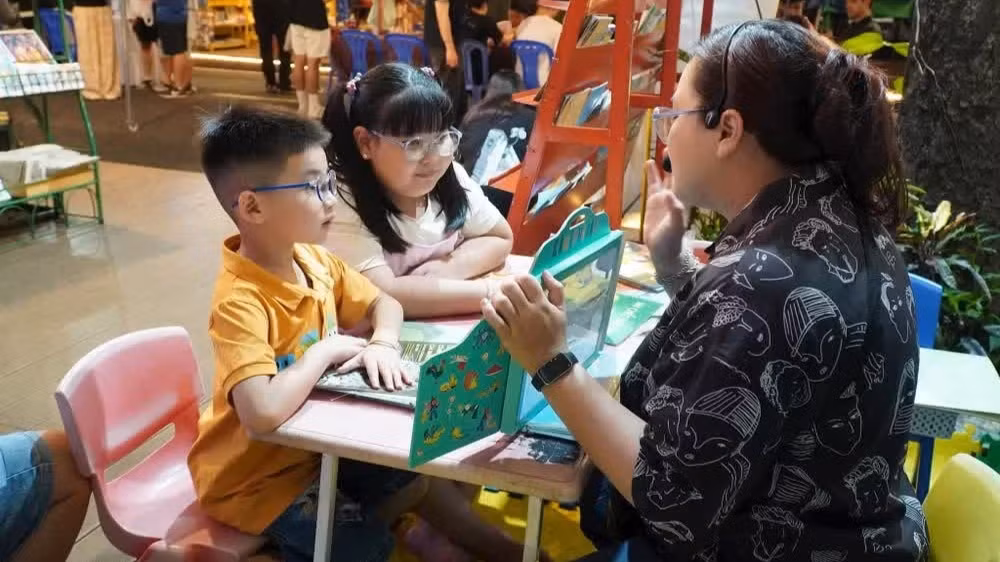 Nhiều bạn nhỏ hào hứng trải nghiệm không gian tương tác cùng sách. 