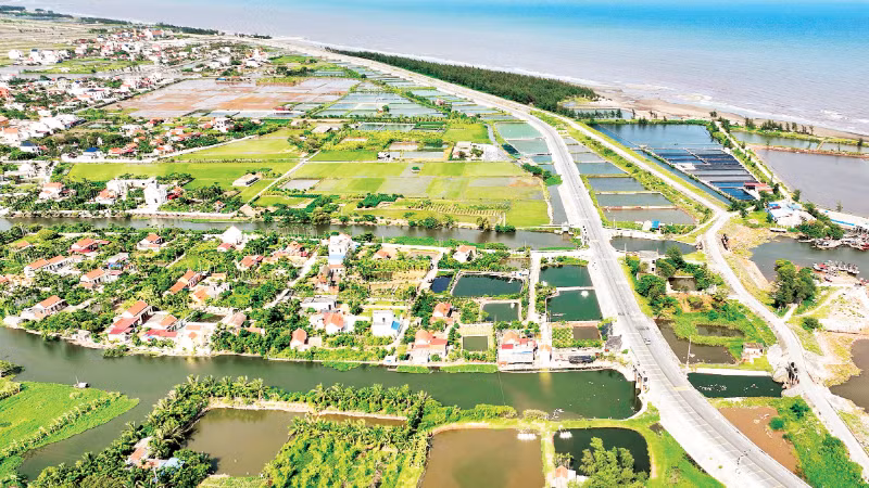 Tuyến đường bộ mới Nam Định-Lạc Quần - đường bộ ven biển đoạn qua xã Hải Quang. (Ảnh: VIẾT DƯ)