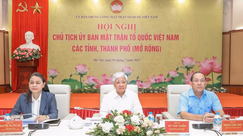 Các đồng chí chủ trì hội nghị.