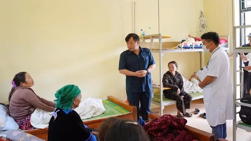 Đồng chí Vừ A Bằng, Ủy viên Ban Thường vụ Tỉnh ủy, Phó Chủ tịch Ủy ban nhân dân tỉnh Điện Biên thăm, động viên người mắc bệnh lỵ đang được cách ly điều trị tại Nậm Kè. (Ảnh: ĐỨC CƯỜNG)
