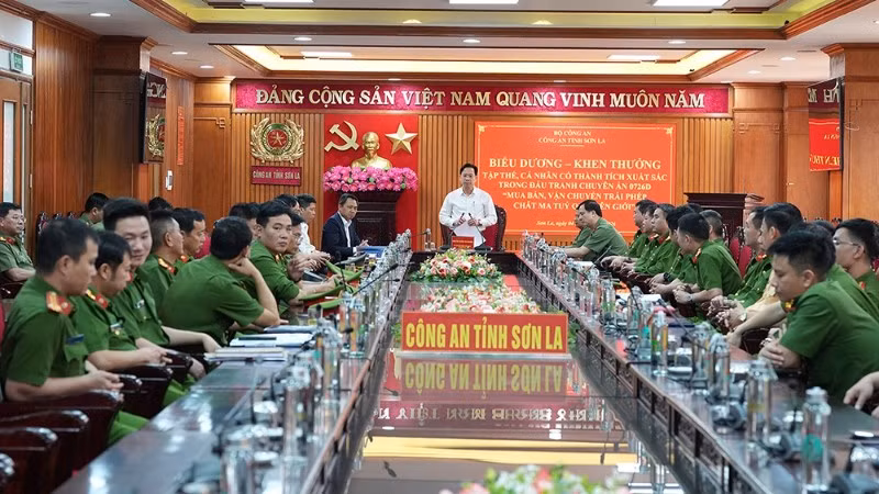 Thường trực Tỉnh ủy Sơn La tổ chức biểu dương, khen thưởng tập thể, cá nhân có thành tích xuất sắc trong đấu tranh Chuyên án “Mua bán, vận chuyển trái phép chất ma túy qua biên giới”.
