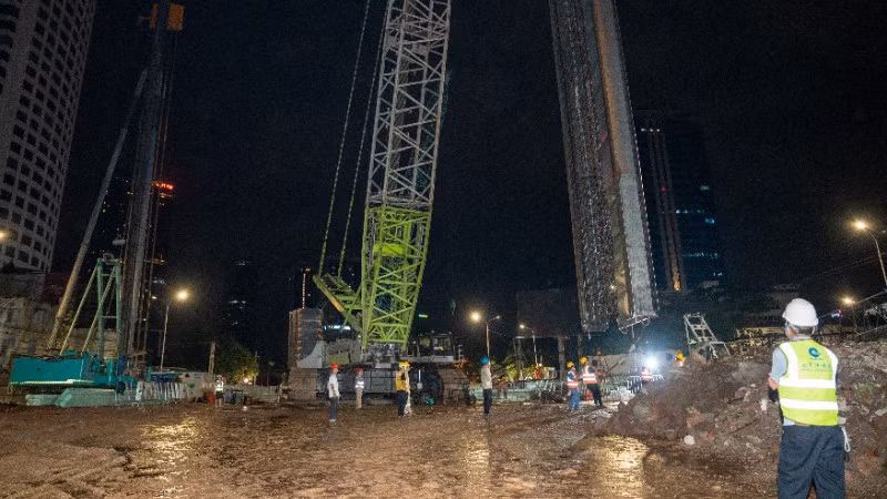 Các đơn vị thi công hạ lồng thép đầu tiên của hệ thống tường vây tại Ga S3 (Ga Vành đai 1) thuộc dự án tuyến đường sắt đô thị số 5.